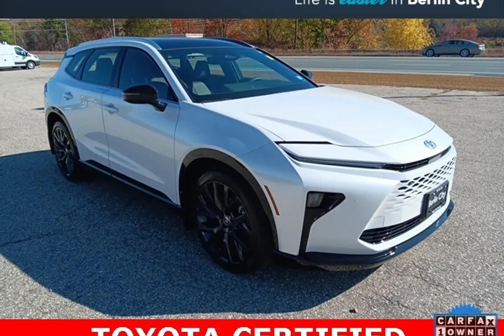 2025 Toyota Crown Signia XLE photo 1