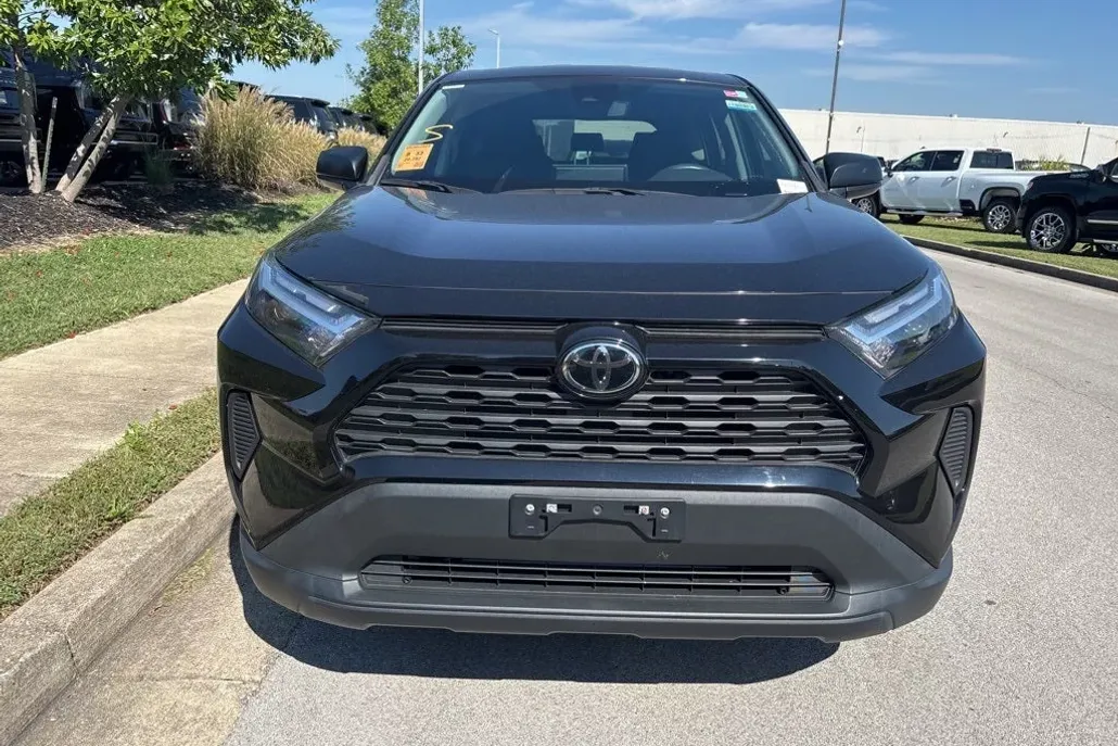 2023 Toyota RAV4 LE photo 1