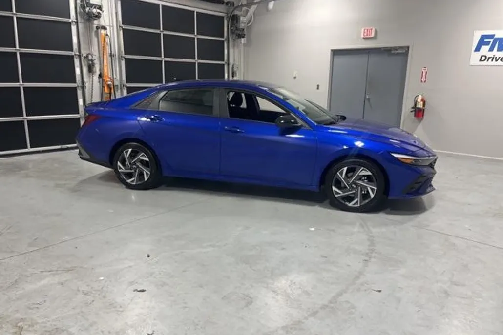 2025 Hyundai Elantra SEL Sport photo 1
