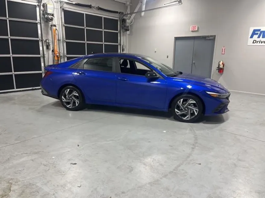 2025 Hyundai Elantra SEL Sport photo 1