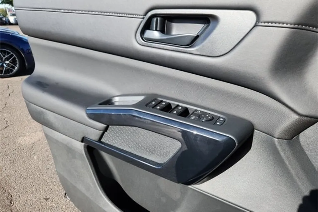 2025 Nissan Pathfinder SV photo 1