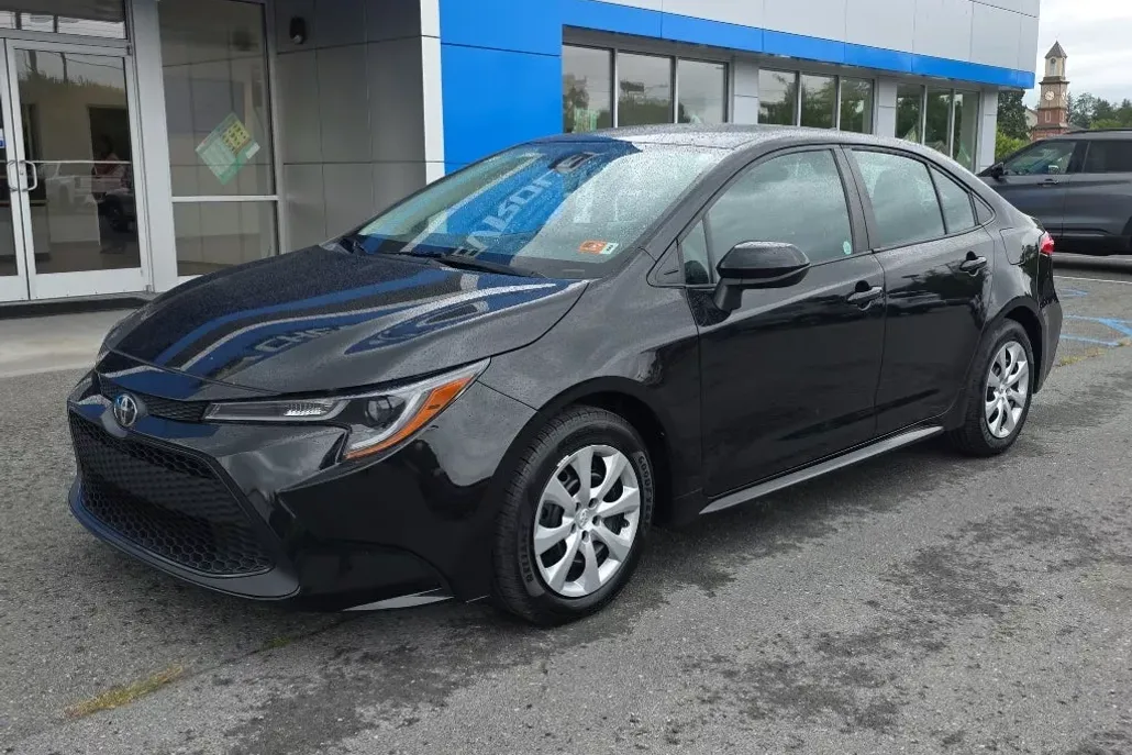 2022 Toyota Corolla LE photo 1