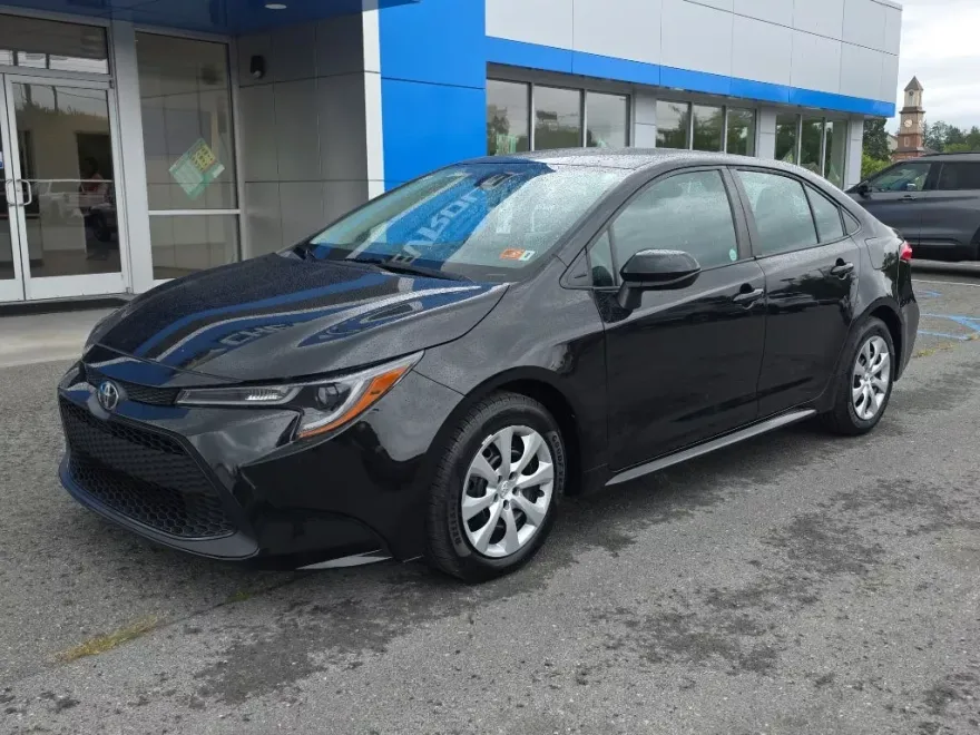2022 Toyota Corolla LE photo 1