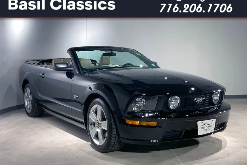 2006 Ford Mustang Convertible photo 1