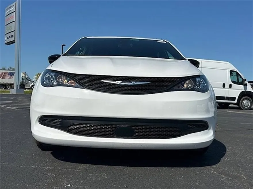 2025 Chrysler Voyager LX photo 1