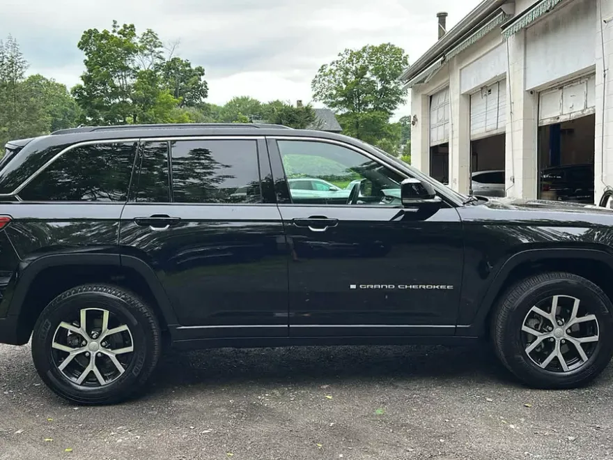 2024 Jeep Grand Cherokee Limited photo 1