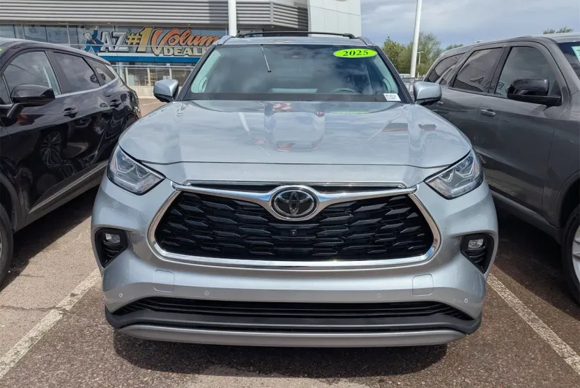 2025 Toyota Highlander Hybrid Platinum photo 1