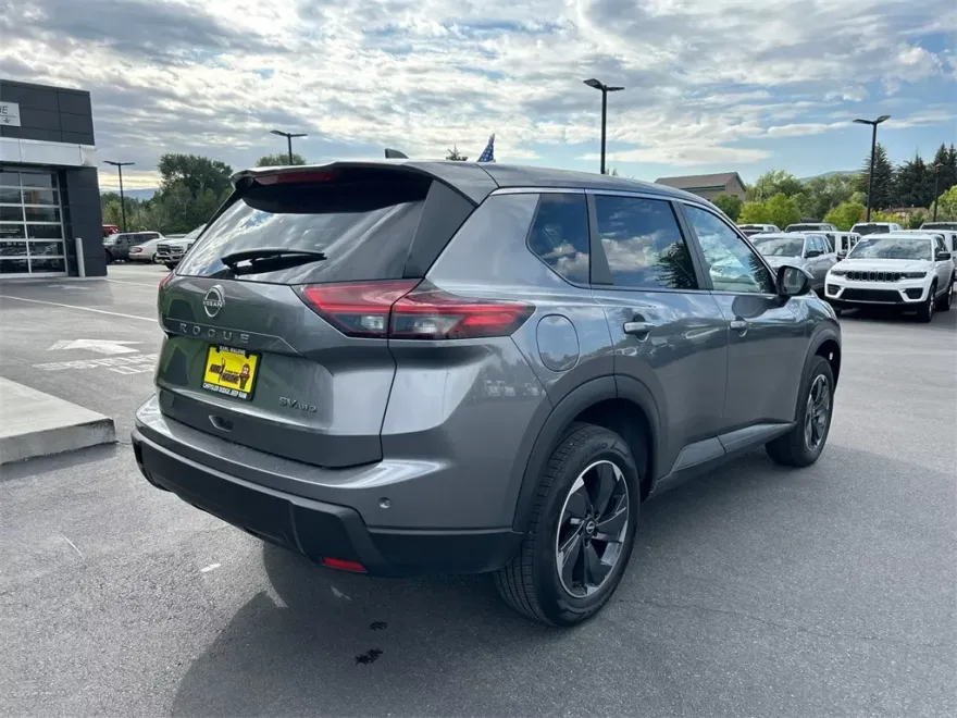 2024 Nissan Rogue SV photo 1