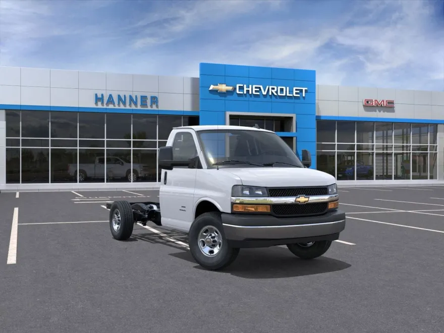 2025 Chevrolet Express Cutaway 3500 photo 1