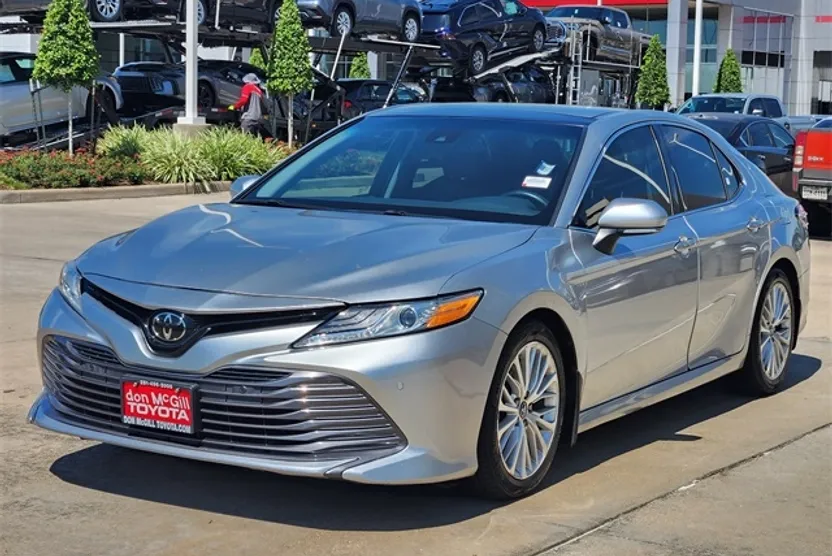 2018 Toyota Camry XLE photo 1