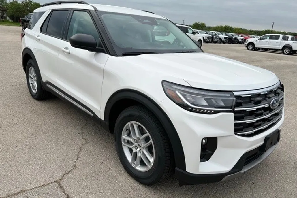 2025 Ford Explorer photo 1