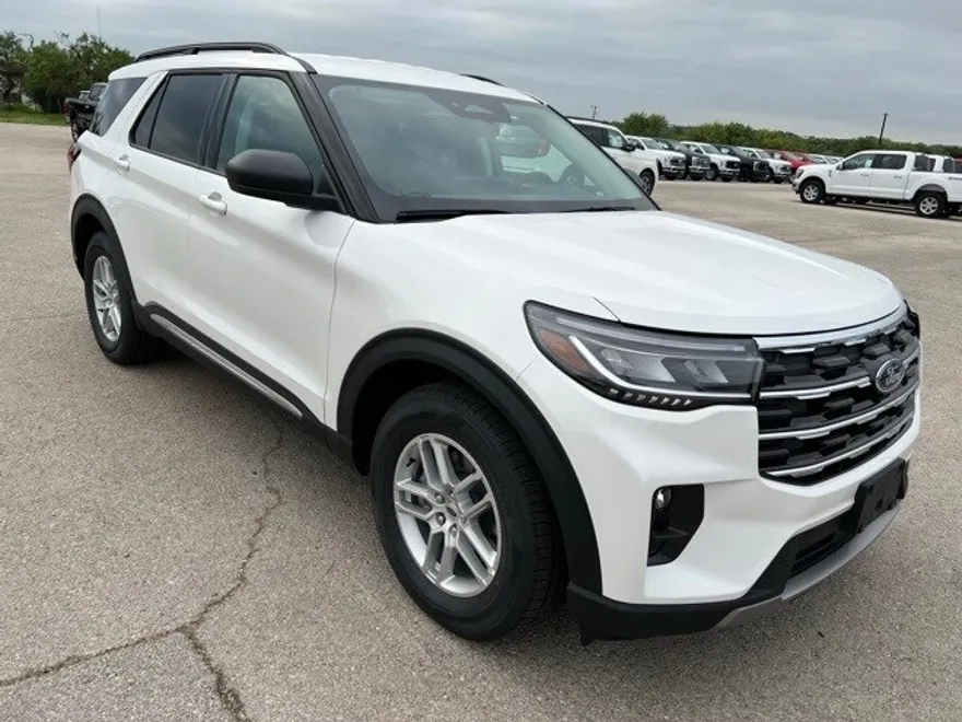 2025 Ford Explorer photo 1