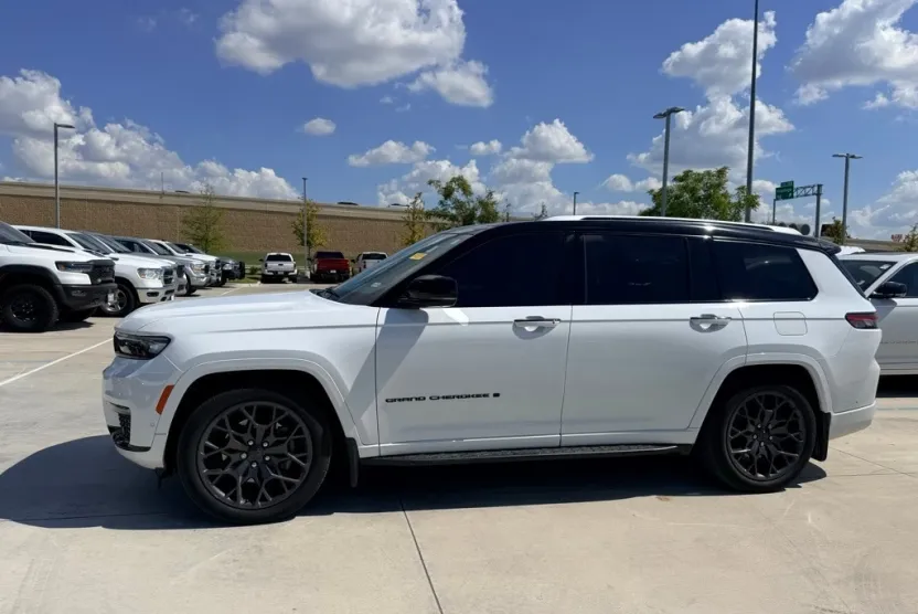 2023 Jeep Grand Cherokee L Summit Reserve photo 1
