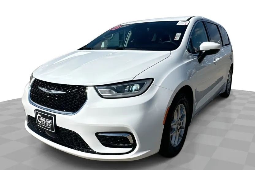 2023 Chrysler Pacifica Touring L photo 1