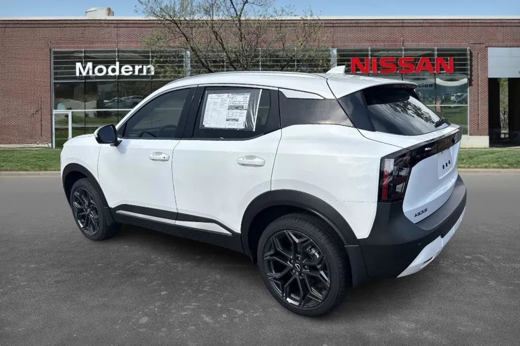 2025 Nissan Kicks SR photo 1