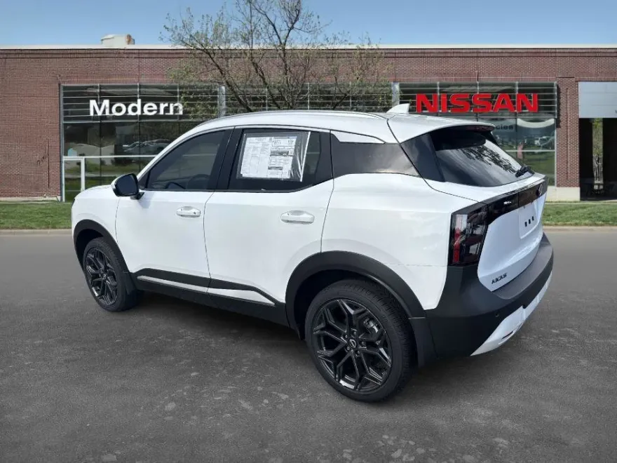 2025 Nissan Kicks SR photo 1