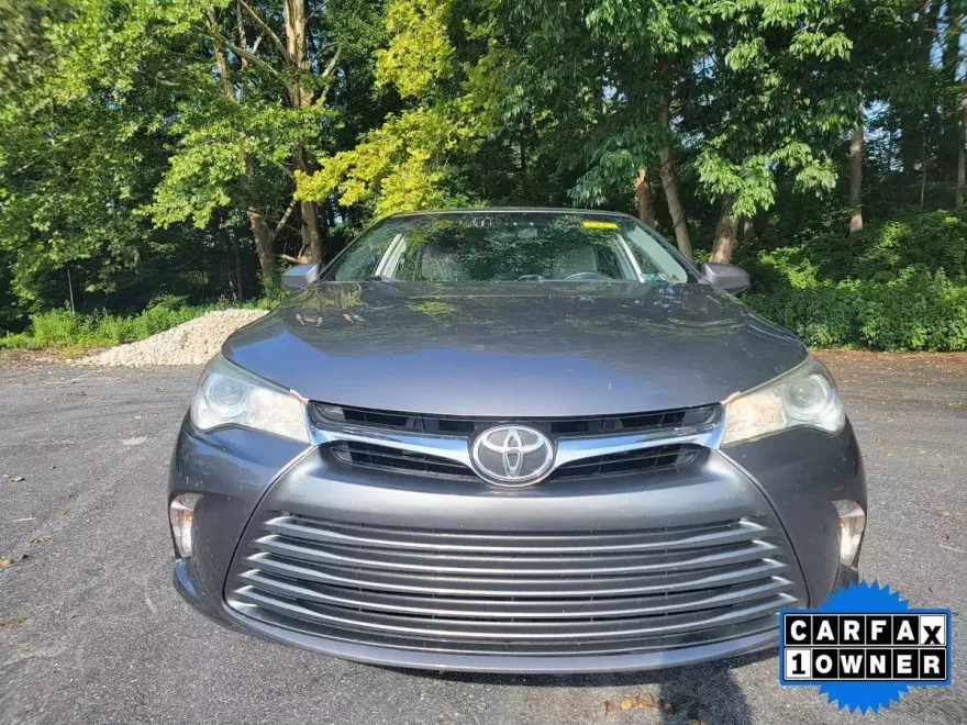 2015 Toyota Camry LE photo 1