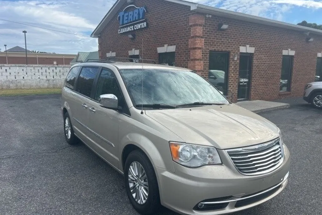 2015 Chrysler Town & Country photo 1