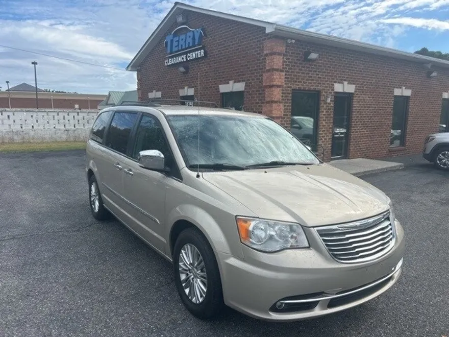 2015 Chrysler Town & Country photo 1