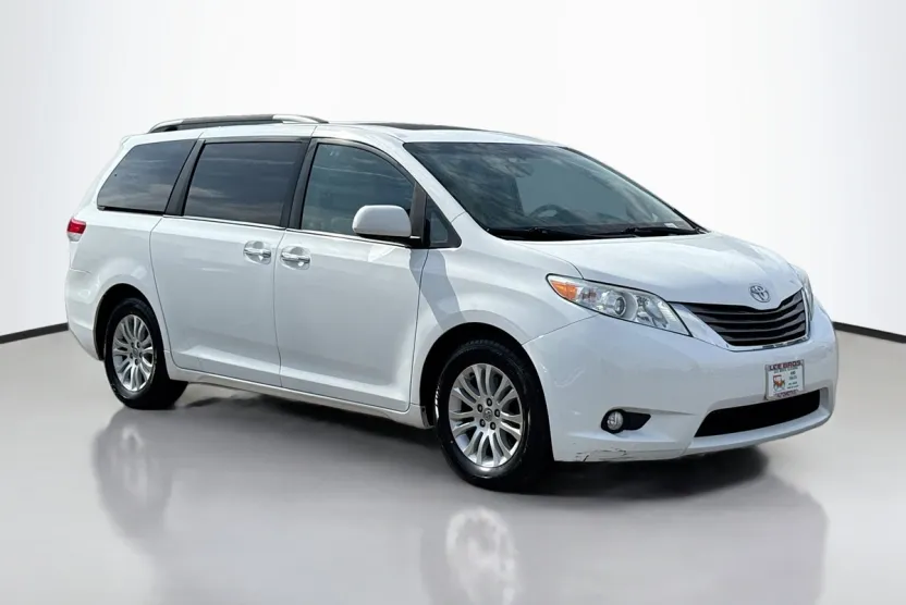 2011 Toyota Sienna XLE photo 1
