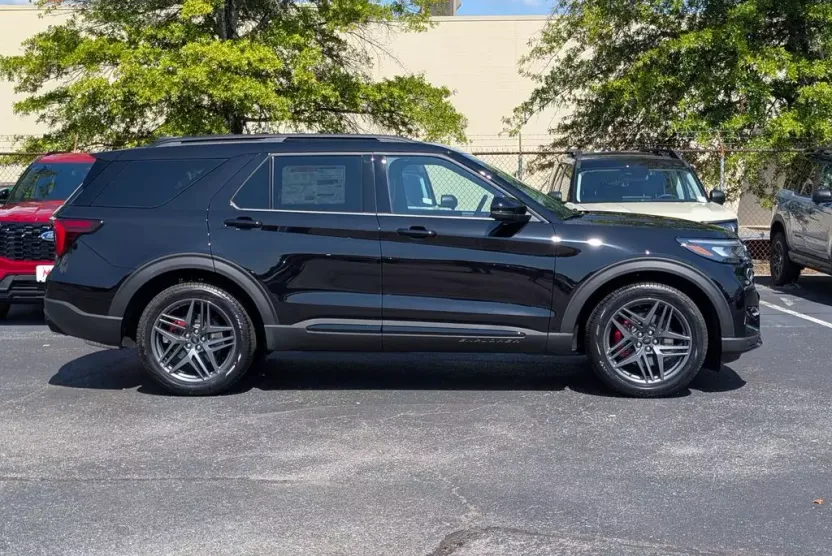 2025 Ford Explorer ST photo 1