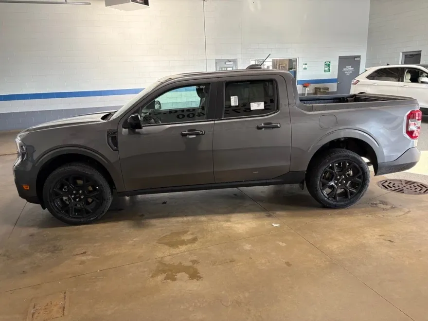 2025 Ford Maverick XLT photo 1