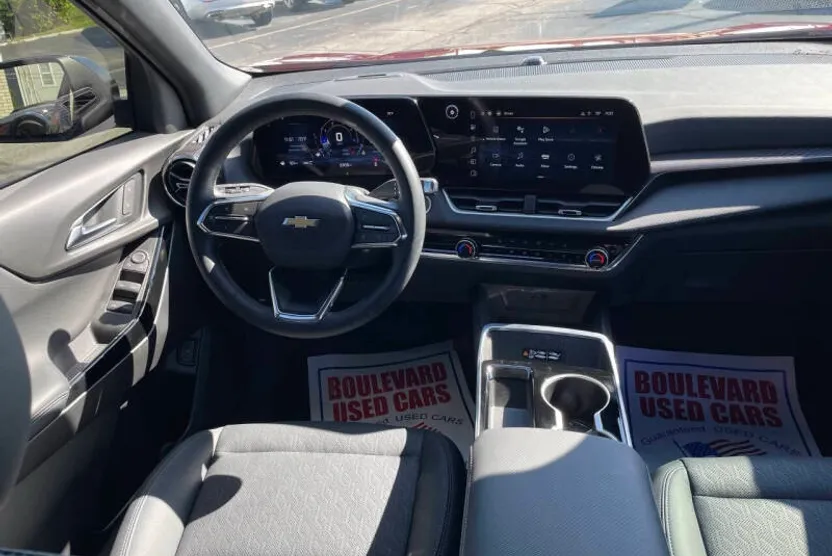 2025 Chevrolet Equinox LT photo 1
