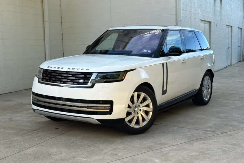 2023 Land Rover Range Rover SE photo 1