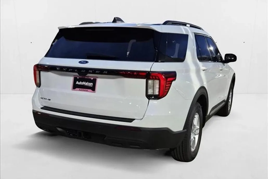 2025 Ford Explorer photo 1
