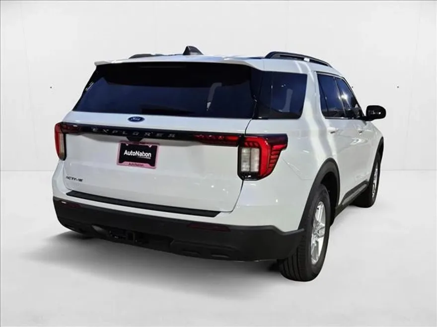 2025 Ford Explorer photo 1