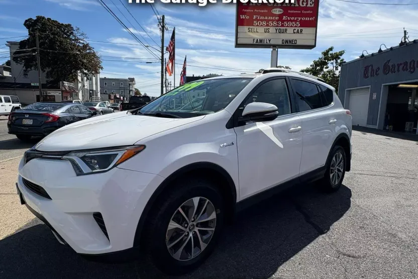 2018 Toyota RAV4 Hybrid LE photo 1