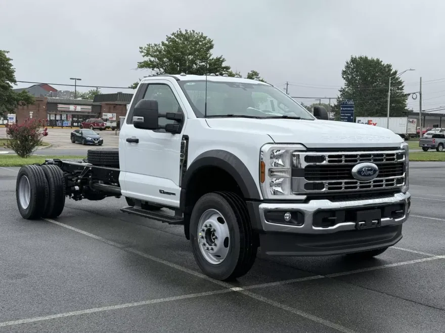 2025 Ford F-600 photo 1