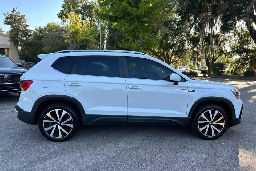 2022 Volkswagen Taos SE photo 1