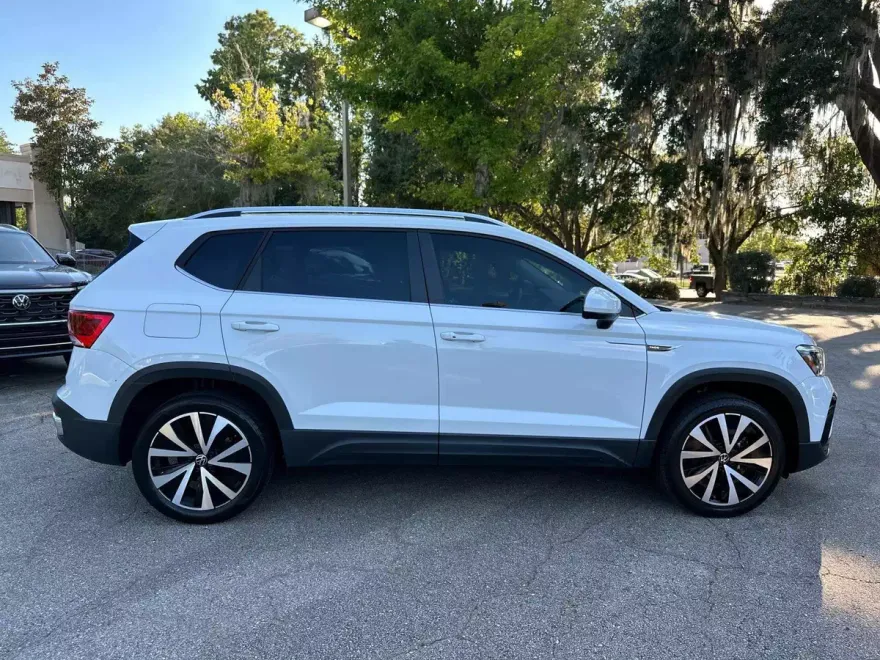 2022 Volkswagen Taos SE photo 1