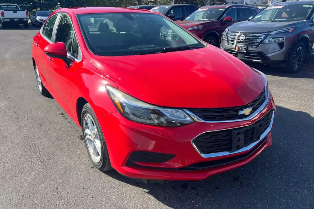 2018 Chevrolet Cruze LT photo 1