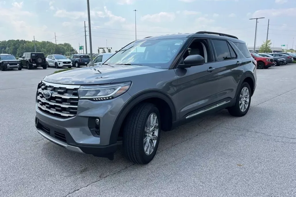 2025 Ford Explorer photo 1