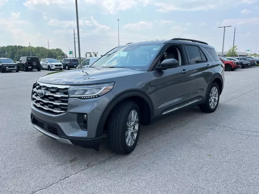 2025 Ford Explorer photo 1