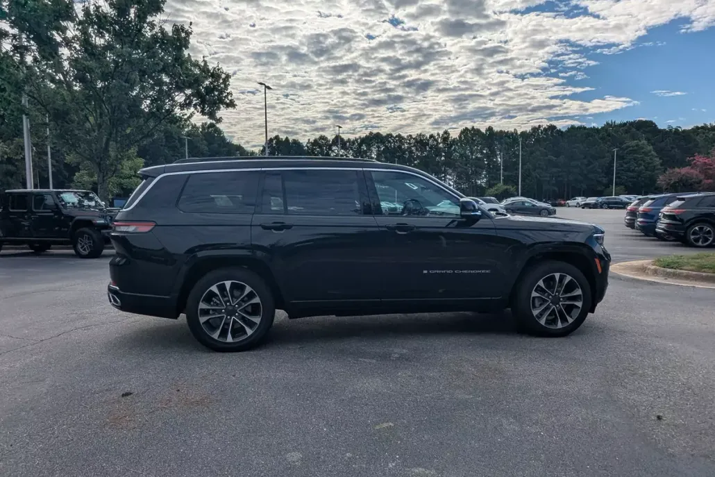 2025 Jeep Grand Cherokee Overland photo 1