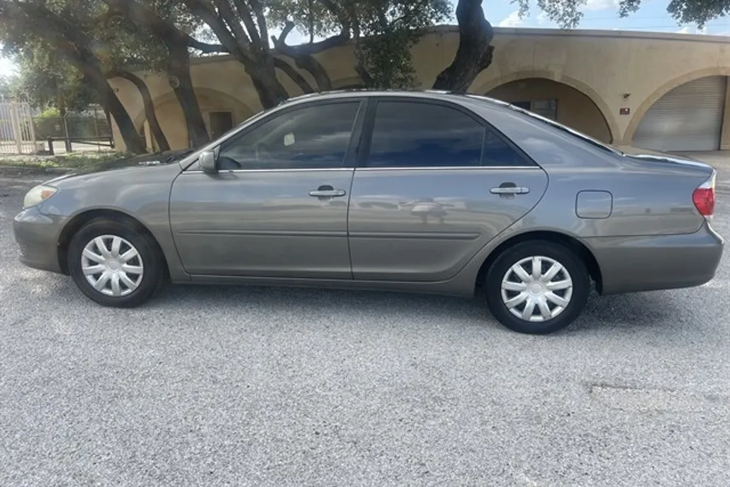 2005 Toyota Camry LE photo 1