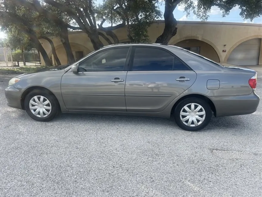 2005 Toyota Camry LE photo 1