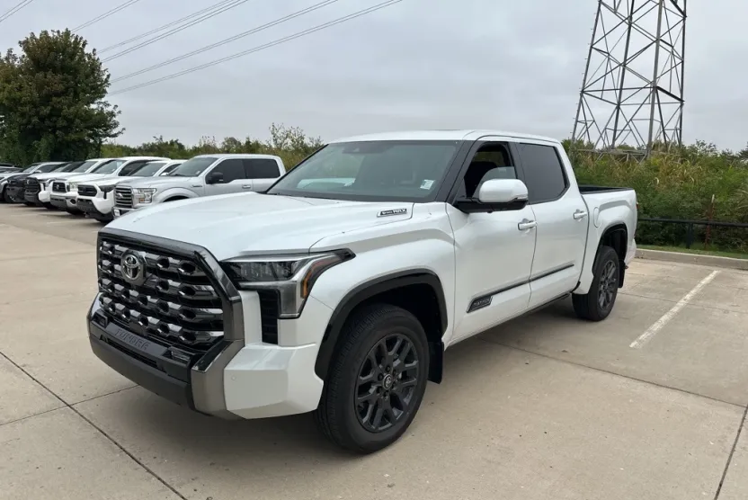 2025 Toyota Tundra Platinum photo 1