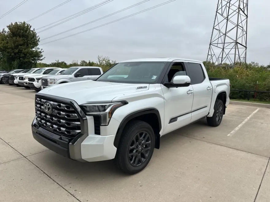 2025 Toyota Tundra Platinum photo 1
