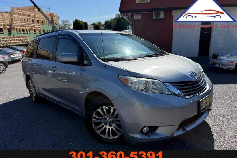 2013 Toyota Sienna XLE photo 1