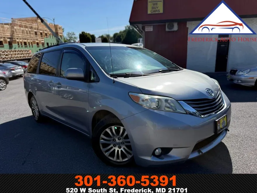 2013 Toyota Sienna XLE photo 1