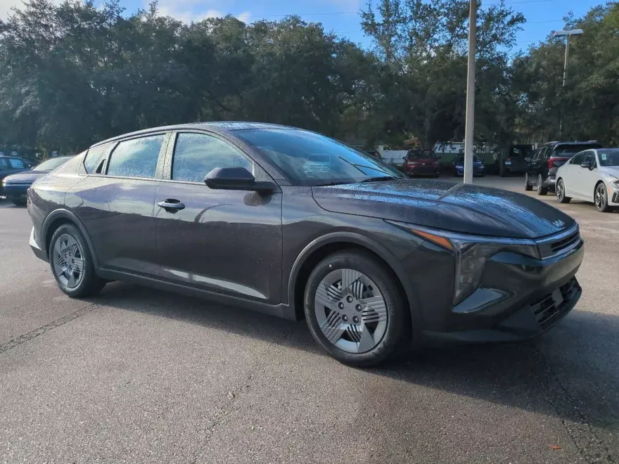2025 Kia K4 LX photo 1