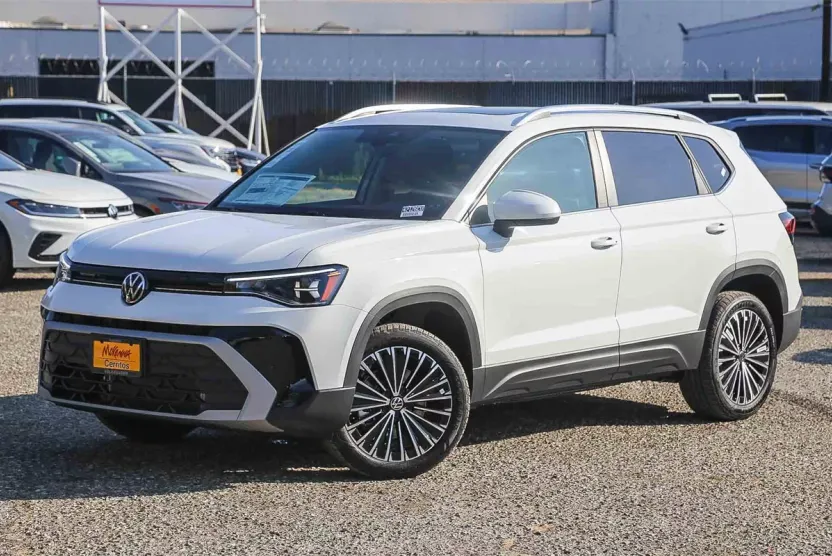 2025 Volkswagen Taos SE photo 1