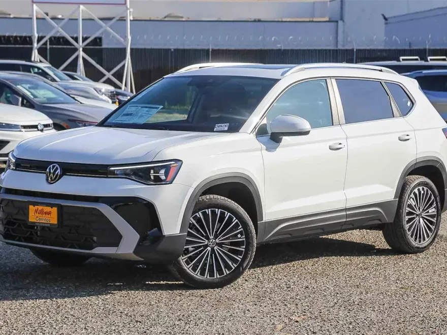 2025 Volkswagen Taos SE photo 1
