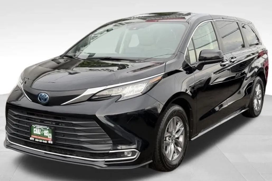 2023 Toyota Sienna XLE photo 1