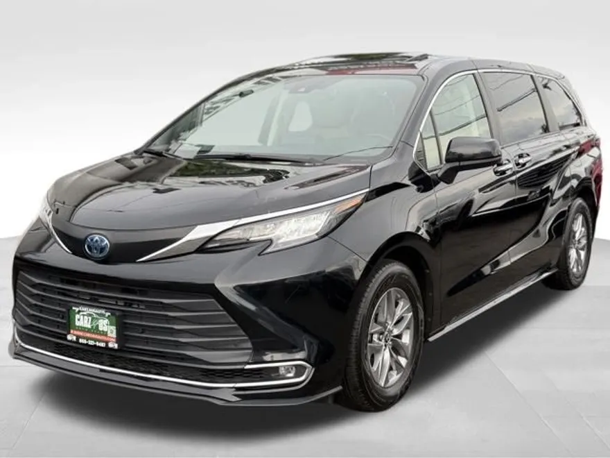 2023 Toyota Sienna XLE photo 1