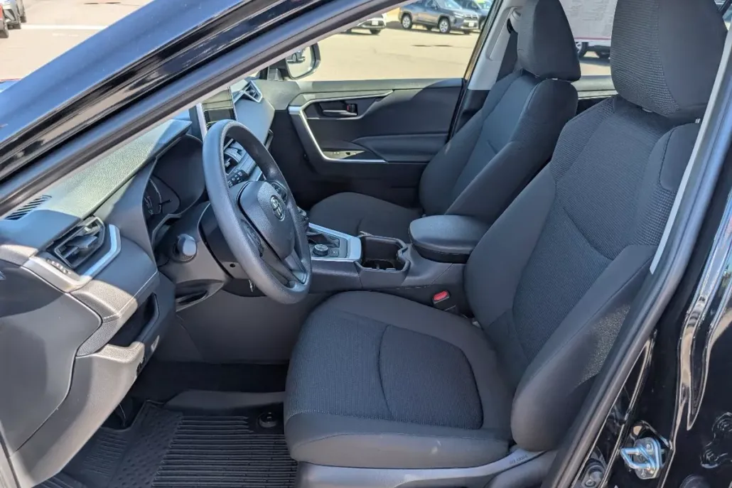 2025 Toyota RAV4 Hybrid LE photo 1
